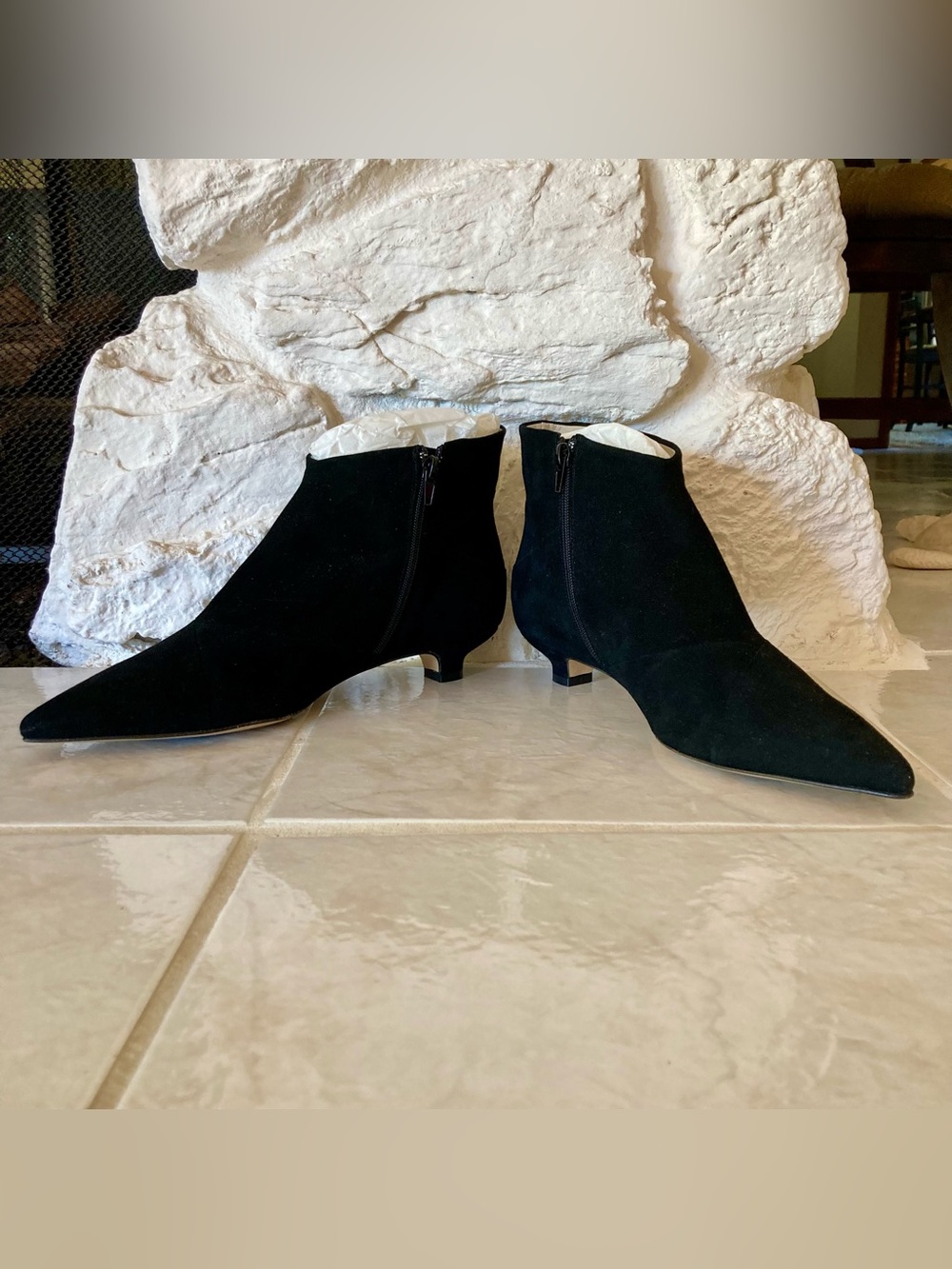 NWOT Amalfi by Rangoni, “Angela” suede ankle booties w/pointed toe & kitten heel
